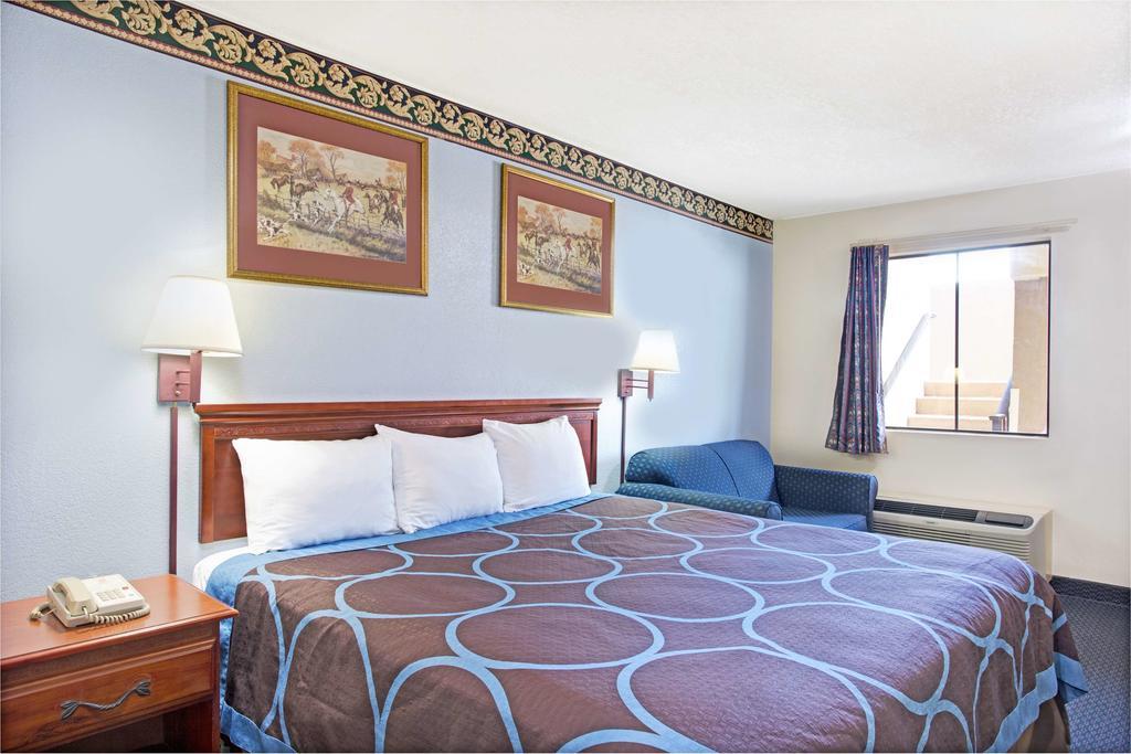 Super 8 By Wyndham Suwanee Hotel Exterior photo